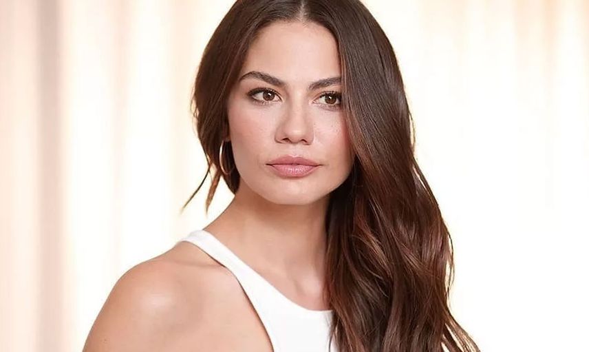 Dekolteyi Abartan Demet Özdemir 