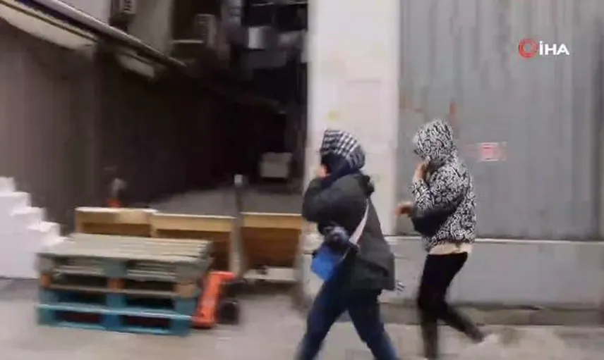 Dilenciler İle Genç Adam Arasında Taciz Krizi!