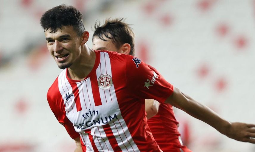 Trabzonspor, Antalyasporlu Gökdeniz Bayrakdar'ı Transfer Etmek İstiyor!