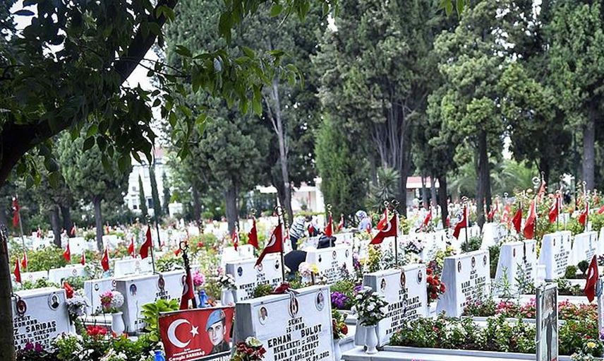 Bu nasıl bir otel! İstanbul'da otel otoparkında şehit mezarı var görenler hayrete düşüyor
