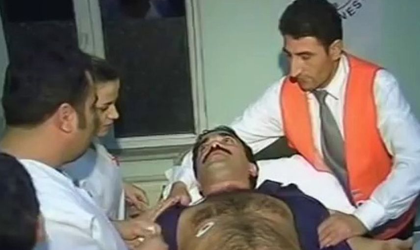 Çaycı Hüseyin'in zor anları! Annesini kaybeden Alpaslan Özmol cenazede fenalaştı