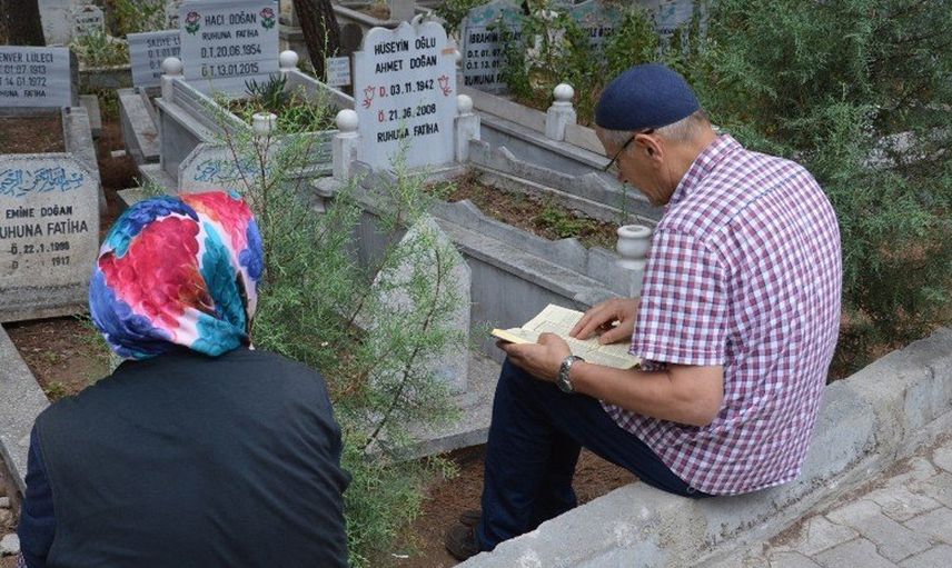Ölen kişinin kabrine ziyarete gittiğimizde ne olur?