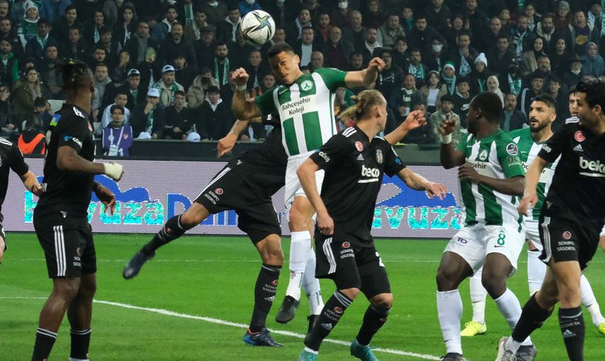 Erman Toroğlu, Beşiktaşlı futbolcuların Giresunspor maçında artistlik yaptığını söyledi. Taraftarlar kendisine tepki gösterdi