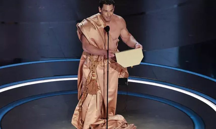 John Cena sahneye çıplak çıktı: Konuşma yapacakken üstüne perde giydirildi!