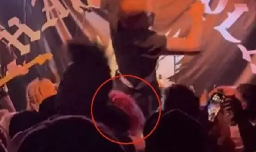 Konserde facia gibi kaza: Ünlü şarkıcı hayranının üzerine atladı, genç kız felç kaldı!