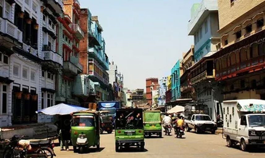 Pakistan'da Dört Kadını Sokak Ortasın Çırılçıplak Dövdüler