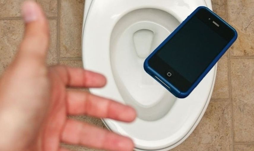Tuvalete Düşen Telefonunu Almak İsteyen Genç Kız Saatler Sonra Öldü!
