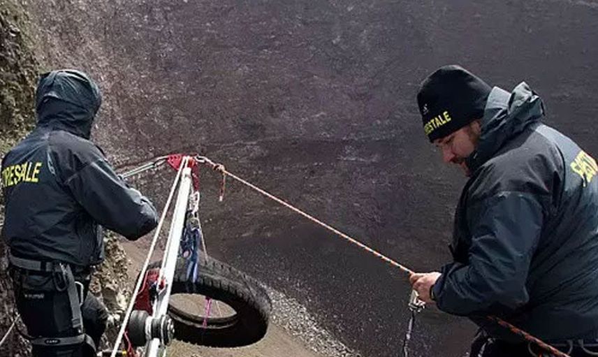 Selfie çekmek isterken canından oluyordu! Yabancı turist yanardağa düşünce kabusu yaşadı