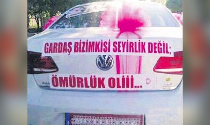 Siz evlenmeyin diyeceğiniz saçma gelin arabası yazıları