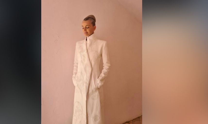 Süper model ayna karşısında cesur pozlar verdi