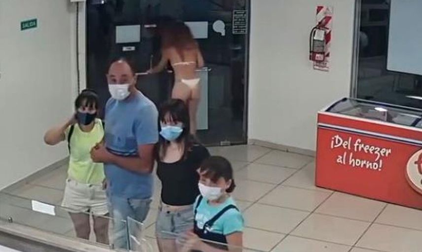 Arjantin'de Bir Kadın Maske Yerine Elbisesini Çıkartıp Kullandı
