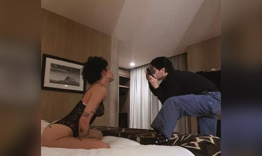 Dünyaca ünlü şarkıcı Halsey Türk sevgilisine verdiği iç çamaşırlı yatak pozları gündem oldu