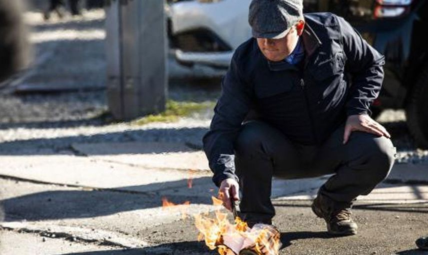 İsveç'te sağcı bir lider polis korumasıyla birlikte Kur'an'ı yaktı