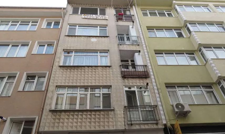 Bu evi gören almaktan vazgeçiyor pankarta yazdığı yazı herkesi uzaklaştırıyor