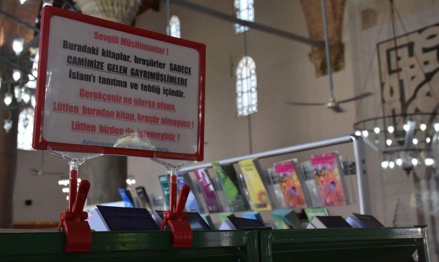 İzmir'deki imam herkesin takdirini topladı! Turistlere İslam'ı anlatan imam kısa sürede gündem oldu