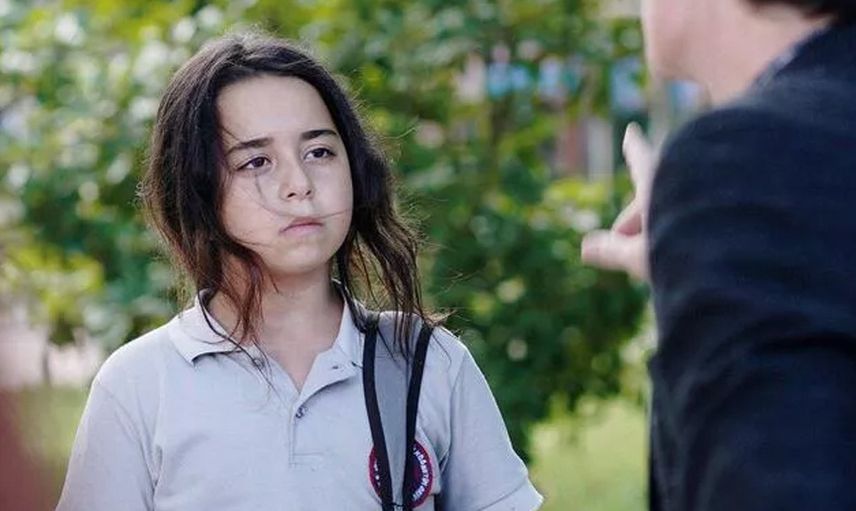 Ekranların yıldız çocuk oyuncusu Beren Gökyıldız mezuniyet elbisesiyle dikkat çekti