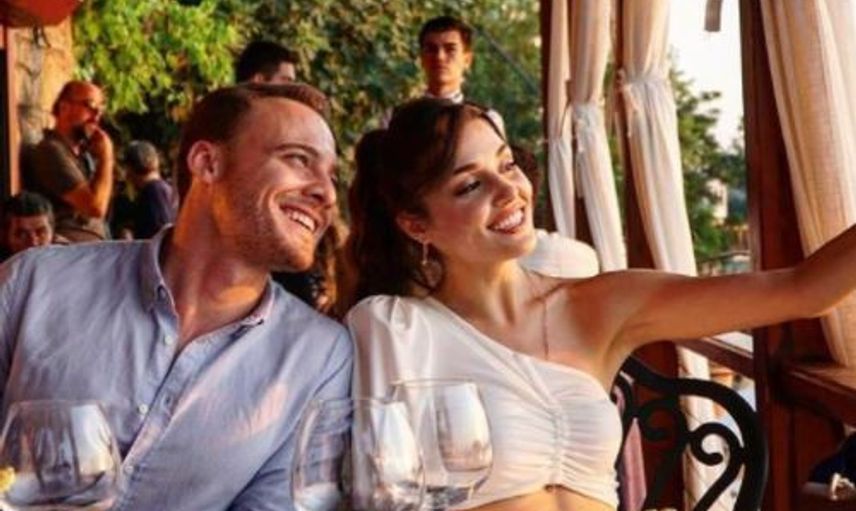 Kerem Bursin ve Hande Erçel'den Plaj Pozları! Şimdi De Bu Moda Oldu