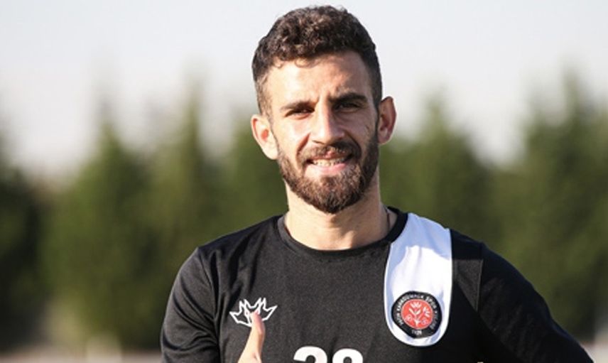 HANGİ MEVKİDE OYNUYOR?