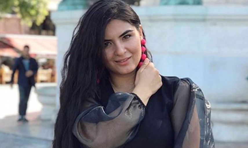 Gelin adayı Hanife'den beklenmeyen poz! Önce başını açtı şimdi de bacaklarını! Hanife'nin süper mini elbisesi olay yarattı