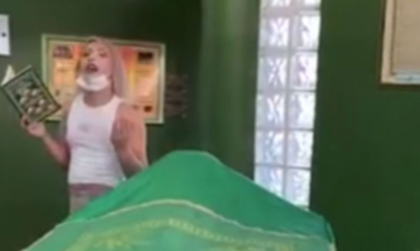 Türbede Video Çeken Kıza Tepkiler Çığ Gibi Büyüdü!