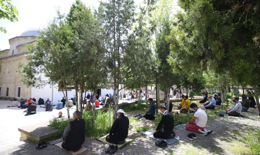 Tam Kapanmanın İlk Cuma Namazında Camiler Doldu