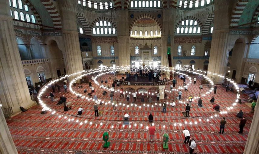 Tam Kapanmanın İlk Cuma Namazında Camiler Doldu