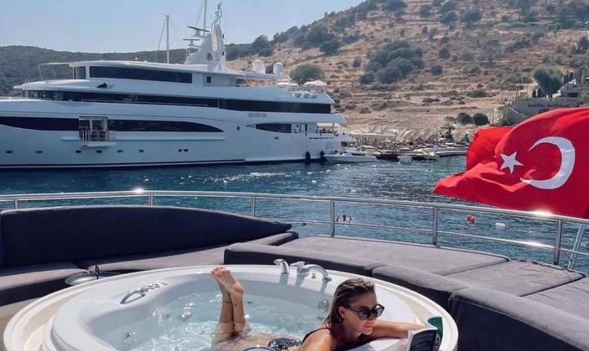 Şeyma Subaşı Bodrum Yanarken Teknede Fotoğraf Çektirmesi Sosyal Medyadan Tepki Çekti