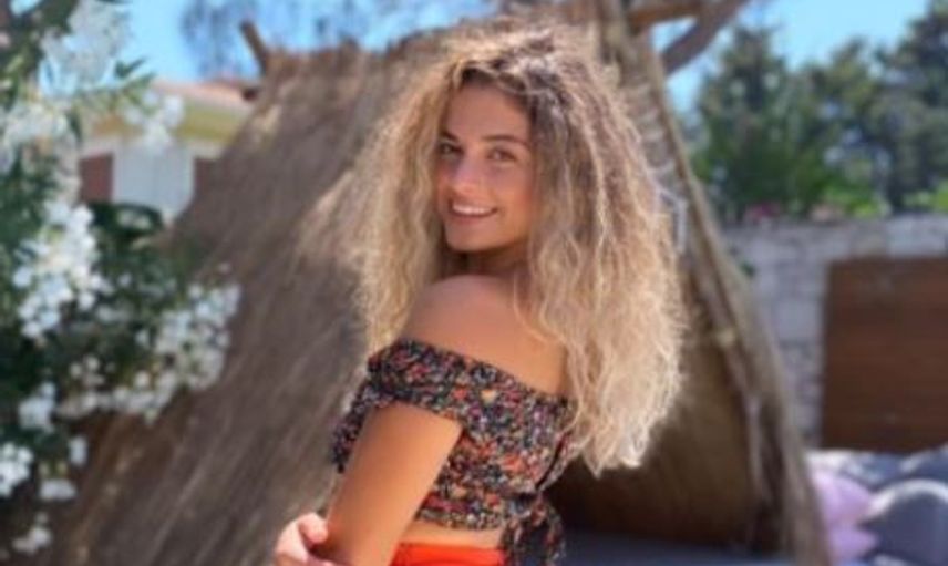 Survivor Aleyna Çalışkan'dan Kalça Dekoltesi