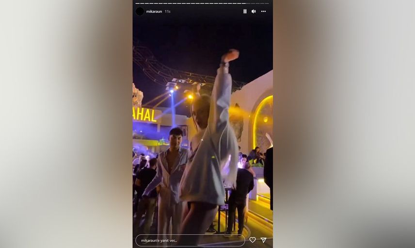 Sosyal medya fenomeni Mika Raun siyah tangası ile herkesi içinde utanmadan dans etti!
