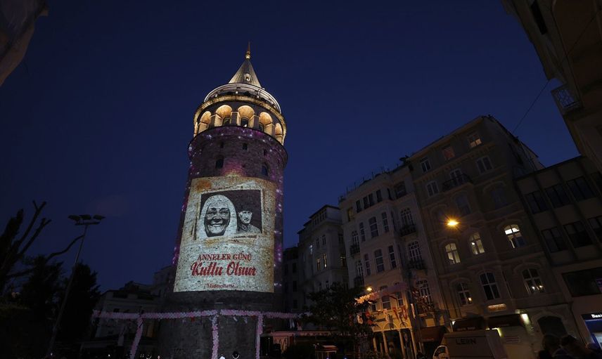 Anneler Günü, Galata Kulesi'ne Yansıtılan Fotoğraflarla Kutlandı