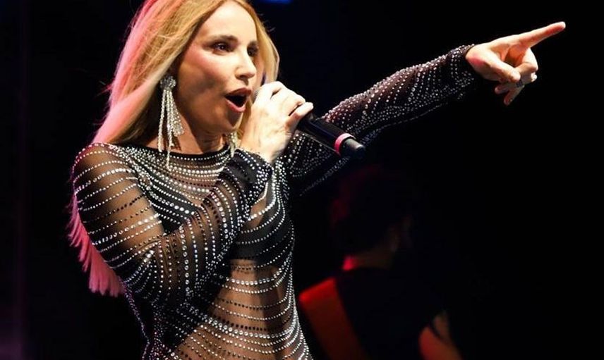 Gülşen yine yaptı yapacağını! 45 yaşındaki ünlü şarkıcı izleyicinin kucağına oturup şov yaptı, sosyal medya ayağa kalktı