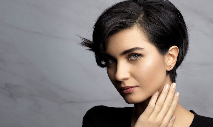 Ünlü oyuncu Tuba Büyüküstün kızlarını da alıp Türkiye’yi terk etti: ‘Burada kendimi evimde hissediyorum’