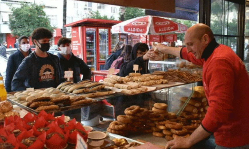 Adana'da Bedava Poğaça ve Simit Dağıttı