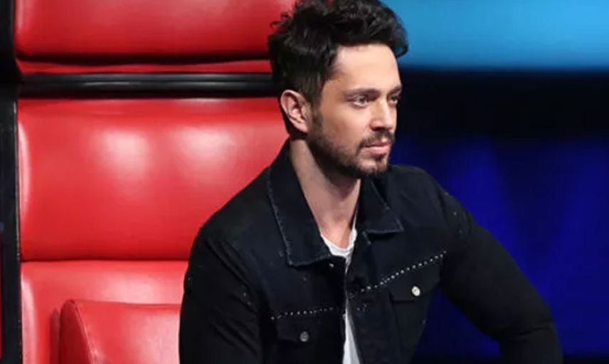 Murat Boz'dan karın kası şovu! Üstsüz poz veren ünlü şarkıcı genç kızların gözlerini kamaştırdı