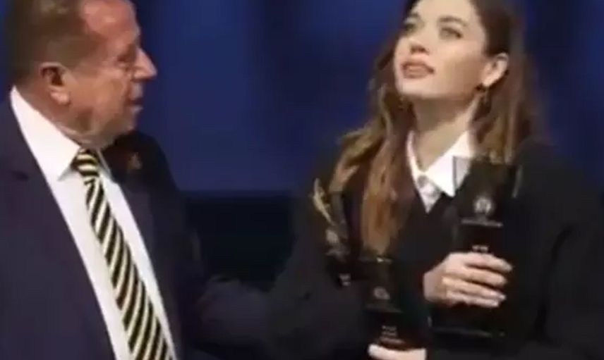 Skandal iddia sosyal medyayı salladı: Afra Saraçoğlu ödül töreninde temastan rahatsız mı oldu?