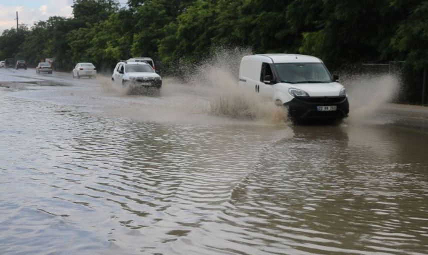 Vatandaş isyan etti! İstanbul'da yağmurun ardından yollar göle döndü