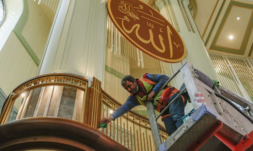 Taksim Camii’sinin Dev Avizesi Takıldı
