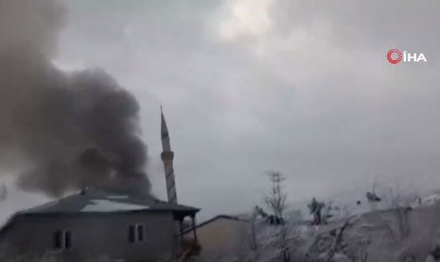 Küle dönen camiden çıkan Kur'an-ı Kerim'ler görevlileri şaşırttı!