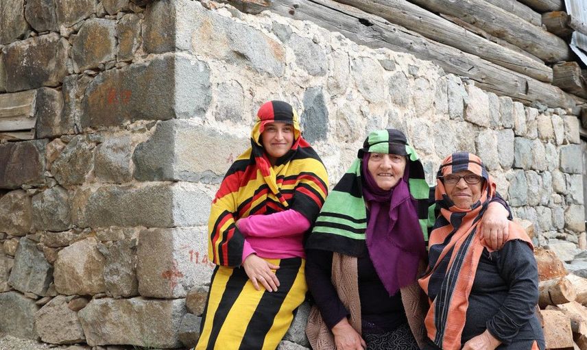Ülke Sıcaklarla Kavruluyorken, İkizdere'de Evlerde Soba Yakılıyor