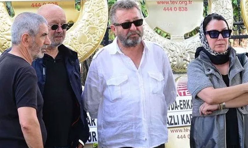 Cem Davran’ın cenazede zor anları: Annesi toprağa verirken ayakta durmakta zorlandı