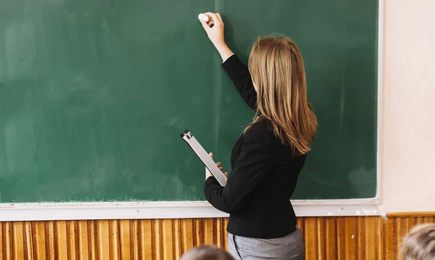 ABD'de bir öğretmen iki öğrencisiyle ilişkiye girdiği için tutuklandı