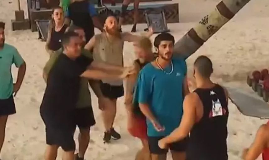 Herkes kavga ederken Acun Ilıcalı gidip Yunus Emre'yi itince sosyal medyanın diline düştü: Kavga ayırdığın için 4 ödül ceza!