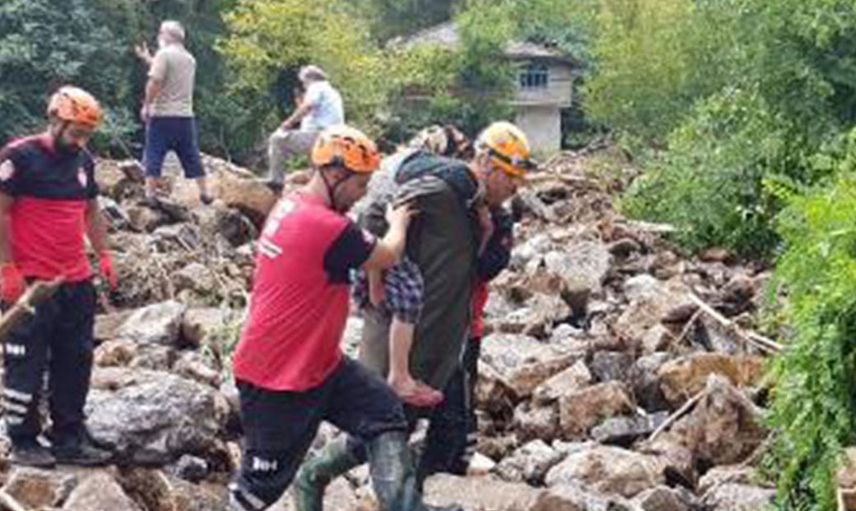 AFAD Görevlisi Selde Mahsur Kalan Yaşlı Kadını Sırtında Taşıyarak Kurtardı