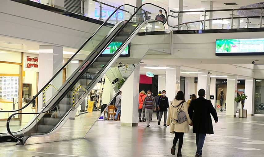 Alışveriş merkezinde ahlaksız hareket! yürüyen merdivenlere tutunup soyundular