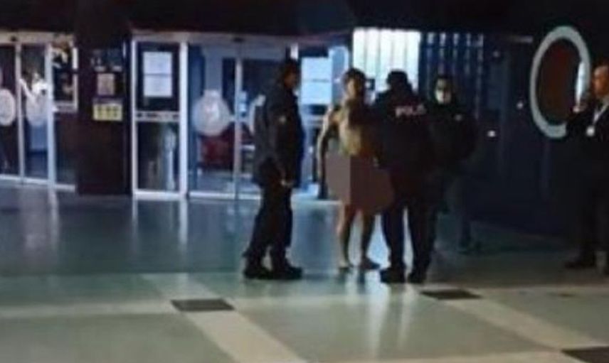 Alkol Alan Adam Belediye Binası Önünde Soyundu!