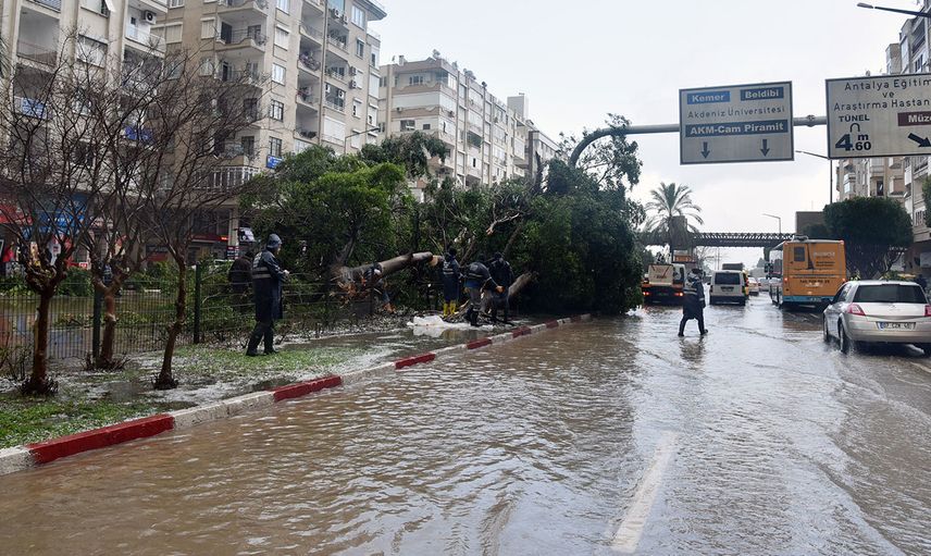 Antalya'da Beklenen Oldu! Fırtına ve Sağanak Etkisni Gösterdi