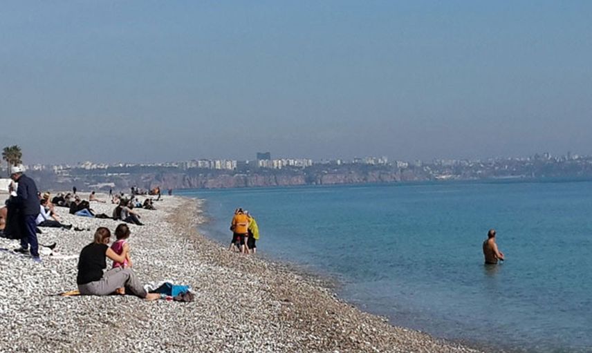 Antalya’da Kış Unutuldu: Denize Akın Ettiler