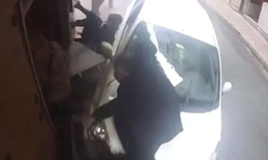 Ünlü oyuncu sokakta dehşet saçtı: Aracıyla yayaların arasına daldı