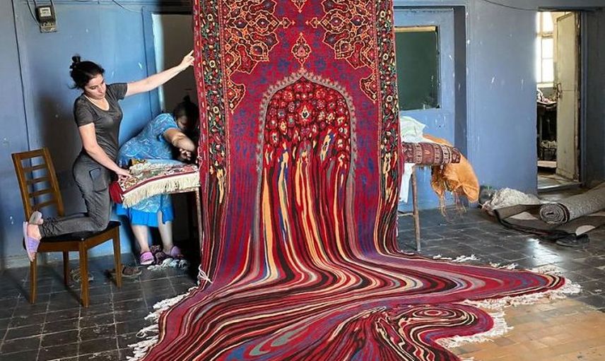 Ünlü Sanatçıdan Geleneksel Halılara Sürreal Dokunuş