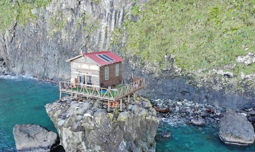 Artvin’de kayanın üzerine barınak inşa edildi